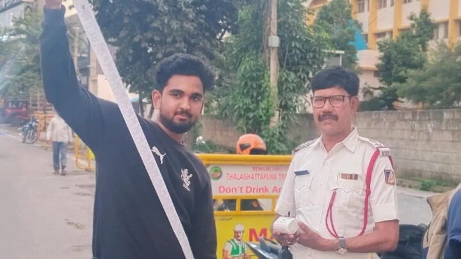 Bengaluru police catches a biker with 40 traffic cases, makes him clear dues - Vimarsana News