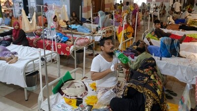 Bangladesh Dengue: Patients suffering from dengue receive treatment at Mugda Medical College and Hospital in Dhaka, Bangladesh. (AP) Bangladesh Dengue: Patients suffering from dengue receive treatment at Mugda Medical College and Hospital in Dhaka, Bangladesh. (AP)