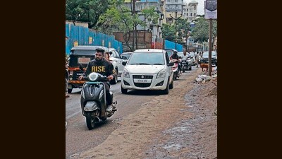 Accidents have occurred on the Pasalkar Chowk to Gangadham Road stretch. (Ravindra Joshi/HT PHOTO)