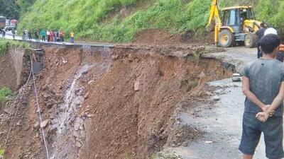 At least 500 goods vehicles are stranded in different parts of the highway due to the landslides (File Photo) At least 500 goods vehicles are stranded in different parts of the highway due to the landslides (File Photo)