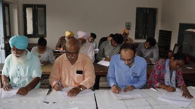 Ludhiana residents taking notes during the government-run Urdu classes at the state language department’s office in Punjabi Bhawa. (Manish/HT) Ludhiana residents taking notes during the government-run Urdu classes at the state language department’s office in Punjabi Bhawa. (Manish/HT)