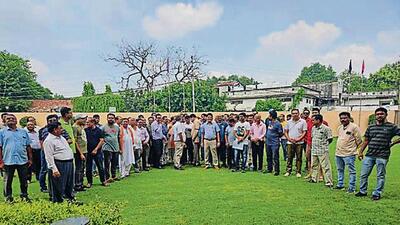 Residents of housing societies of Jankupiram Extension in Lucknow protesting over the site demarcated for crematorium (HT Photo) Residents of housing societies of Jankupiram Extension in Lucknow protesting over the site demarcated for crematorium (HT Photo)