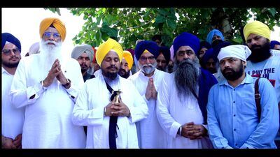 Takht Damdama Sahib jathedar Giani Harpreet Singh demanded passport-free access to Gurdwara Darbar Sahib at Kartarpur during an ardas (Sikh prayer) for the victims of 1947 partition at zero point on the International border here on Sunday. (HT Photo)