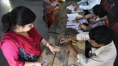 Teachers from MCD-run schools on election duty in Delhi. (HT Archive) Teachers from MCD-run schools on election duty in Delhi. (HT Archive)