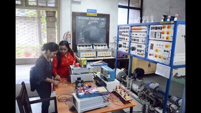 The number of aided colleges in the state is 1,177 and the number of unaided colleges is 2,141. Due to the higher education department’s syllabus, most of the colleges have undergone NAAC assessments. (HT PHOTO) The number of aided colleges in the state is 1,177 and the number of unaided colleges is 2,141. Due to the higher education department’s syllabus, most of the colleges have undergone NAAC assessments. (HT PHOTO)