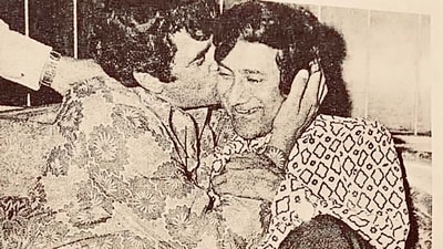 Dharmendra and Dev Anand sharing a lovely moment. Dharmendra and Dev Anand sharing a lovely moment.