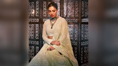 With the help of makeup artist Sonik Sarwate, Bhumi got decked up in pink eyeshadow, mascara-coated lashes, winged eyeliner, contoured cheeks and a shade of blush pink lipstick. (Instagram/@bhumipednekar) With the help of makeup artist Sonik Sarwate, Bhumi got decked up in pink eyeshadow, mascara-coated lashes, winged eyeliner, contoured cheeks and a shade of blush pink lipstick. (Instagram/@bhumipednekar)