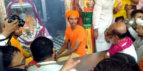 Rajinikanth offers prayers at Hanuman Garhi Temple. (ANI) Rajinikanth offers prayers at Hanuman Garhi Temple. (ANI)
