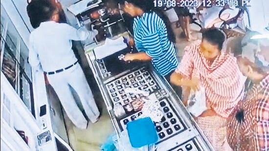 Elderly duo steals silver jewellery from Nalasopara store