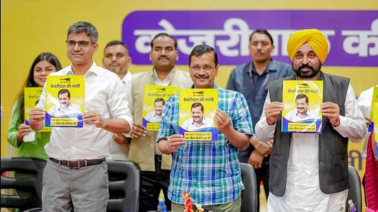 Delhi chief minister Arvind Kejriwal and his Punjab counterpart Bhagwant Mann at an Aam Aadmi Party meeting in Madhya Pradesh’s Satna on Sunday. (Twitter/Bhagwant Mann)