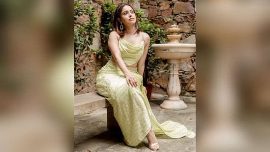 Assisted by celebrity makeup artist Vardan Nayak, Nushrratt got decked up in nude eyeshadow, mascara coated lashes, winged eyeliner, contoured cheeks and a shade of nude lipstick,&nbsp;(Instagram/@nushrrattbharuccha)
