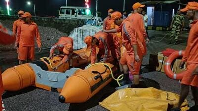 A National Disaster Response Force (NDRF) team readying a boat to rescue 10 people stranded in the Kol Dam reservoir in Mandi district on Sunday night. (ANI Photo) A National Disaster Response Force (NDRF) team readying a boat to rescue 10 people stranded in the Kol Dam reservoir in Mandi district on Sunday night. (ANI Photo)