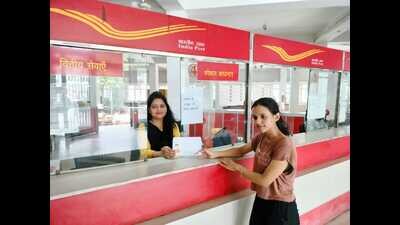 A girl buying the waterproof envelop. (HT PHOTO)