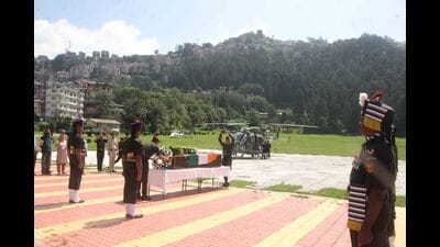 Army personnel pay tributes to Havildar Vijay Kumar inShimla on Monday.The mortal remains of soldier Vijay Kumar Gautam, who was killed in an accident in Leh district of Ladakh, were consigned to flames with full state and military honours at his native village in Himachal on Monday. (Deepak Sansta/HT)
