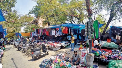 Currently, there are an estimated 400,000-500,000 vendors and hawkers in Delhi, according to MCD officials. (FILE) Currently, there are an estimated 400,000-500,000 vendors and hawkers in Delhi, according to MCD officials. (FILE)