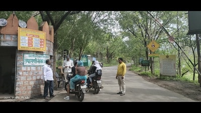 Currently, tourists driving to the fort are charged  ₹50 and  ₹100 in cash as toll for two-wheelers and four-wheelers respectively. (HT PHOTO)