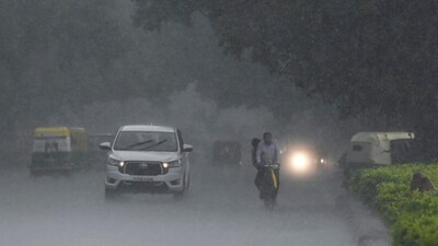 Commuters out during Heavy rain at Jaswant Singh Road near India Gate in New Delhi, India, on Thursday. (Photo by Raj K Raj/ Hindustan Times) Commuters out during Heavy rain at Jaswant Singh Road near India Gate in New Delhi, India, on Thursday. (Photo by Raj K Raj/ Hindustan Times)