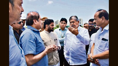 During his visit, Patil (R) instructed Pune municipal commissioner Vikram Kumar to depute 125 traffic wardens on the road. (HT PHOTO) During his visit, Patil (R) instructed Pune municipal commissioner Vikram Kumar to depute 125 traffic wardens on the road. (HT PHOTO)