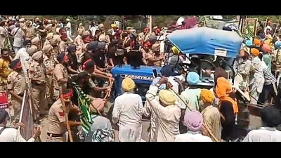 Five cops also injured in clashes with the farmers, who were agitating against ‘detention’ of leaders, a day ahead of Chandigarh protest. (Videgrab) Five cops also injured in clashes with the farmers, who were agitating against ‘detention’ of leaders, a day ahead of Chandigarh protest. (Videgrab)