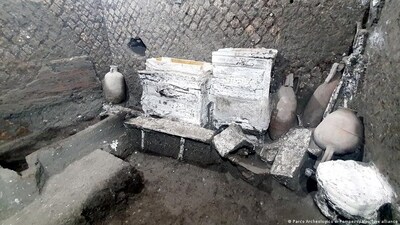 The furnishings of the room in Villa Civita Giuliana indicate that there may have been a hierarchy within the servants' quarters. (DW/Parco Archeologico di Pompei/dpa/picture alliance) The furnishings of the room in Villa Civita Giuliana indicate that there may have been a hierarchy within the servants' quarters. (DW/Parco Archeologico di Pompei/dpa/picture alliance)
