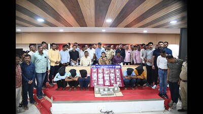 Pune rural police on Sunday arrested six persons in connection with dacoity in Baramati (Kalpesh Nukte/HT PHOTO) Pune rural police on Sunday arrested six persons in connection with dacoity in Baramati (Kalpesh Nukte/HT PHOTO)