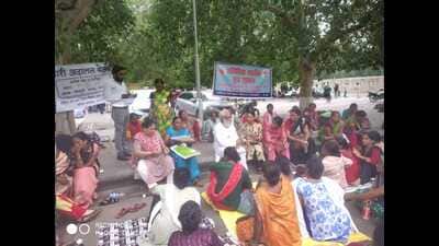 Sandeep Pandey, social activist and Magsaysay awardee joined the women at the maha dharna to show his support for the cause (HT Photo) Sandeep Pandey, social activist and Magsaysay awardee joined the women at the maha dharna to show his support for the cause (HT Photo)