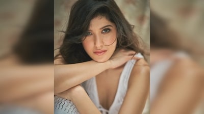 Shanaya Kapoor's makeup encompassed subtle smoked-out eyes, delicately blushed cheeks and glossy pink lips. (Instagram/@shanayakapoor02) Shanaya Kapoor's makeup encompassed subtle smoked-out eyes, delicately blushed cheeks and glossy pink lips. (Instagram/@shanayakapoor02)