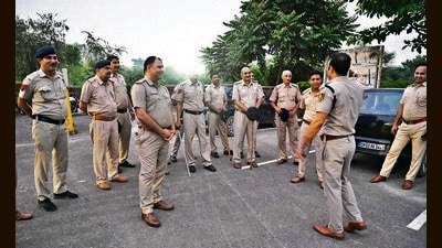 Cops deployed at the Chandigarh-Mohali border on Monday ahead of the farmers’ march. (HT Photo)
