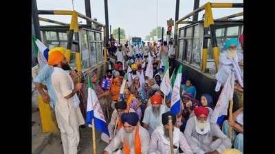Farmers block a toll plaza on the Jandiala Guru national highway in Amritsar on Tuesday. (HT photo) Farmers block a toll plaza on the Jandiala Guru national highway in Amritsar on Tuesday. (HT photo)