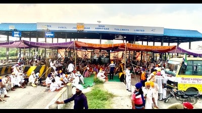 Farmers block a toll plaza on the national highway at Jandiala Guru in Amritsar on Monday. (HT photo)