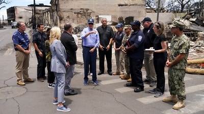 U.S. President Joe Biden and first lady Jill Biden accompanied by Hawaii Governor Josh Green, Jaime Green, First Lady of Hawaii and FEMA administrator Deanne Criswell, visit the fire-ravaged town of Lahaina on the island of Maui in Hawaii, U.S., August 21, 2023. REUTERS/Kevin Lamarque (REUTERS)