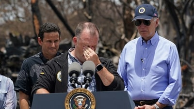 U.S. President Joe Biden stands as Hawaii Governor Josh Green gestures as they visit the fire-ravaged town of Lahaina on the island of Maui in Hawaii, U.S., August 21, 2023. REUTERS/Kevin Lamarque (REUTERS)