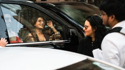 Here, she is seen getting into her car to reach the parade venue. 