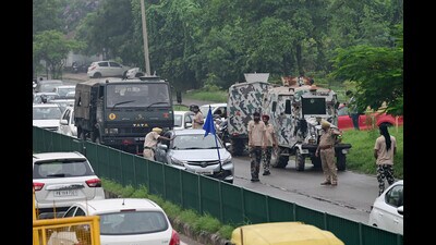 Police check vehicles in Sector 63/51 dividing road in Mohali on Tuesday. (Ravi Kumar/HT)
