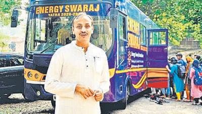 Prof Chetan Solanki embarked on his countrywide journey inside a solar-powered bus replete with amenities such as an air-conditioned bedroom, office space, a kitchen with an induction cooker, and a refrigerator, all powered by solar panels adorning the roof. (HT PHOTO) Prof Chetan Solanki embarked on his countrywide journey inside a solar-powered bus replete with amenities such as an air-conditioned bedroom, office space, a kitchen with an induction cooker, and a refrigerator, all powered by solar panels adorning the roof. (HT PHOTO)