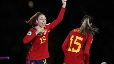 Spain's Olga Carmona and Eva Navarro celebrate with their medals after winning the World Cup final (REUTERS)