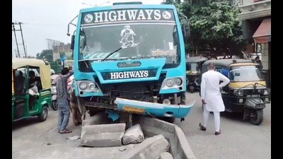 The bus that crashed in to road divider after hitting two vehicles outside Bus stand on Tuesday afternoon in Ludhiana after which the flow of traffic on the stretch remained affected for at least 2 hours. (Mnaish/HT)