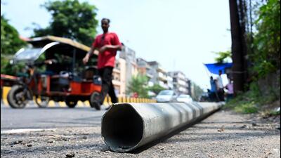 The incident occurred when the 20-foot-tall streetlight pole they were installing on the road opposite ESIC hospital in Sector 12/22 at 7pm came in contact with an overhead high-tension 11,000-volt cable. (Sunil Ghosh/HT Photo) The incident occurred when the 20-foot-tall streetlight pole they were installing on the road opposite ESIC hospital in Sector 12/22 at 7pm came in contact with an overhead high-tension 11,000-volt cable. (Sunil Ghosh/HT Photo)