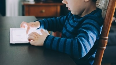 The study suggests greater screen time for children aged 1 year is linked with developmental delays in communication and problem-solving at ages 2 and 4 years. (Unsplash ) The study suggests greater screen time for children aged 1 year is linked with developmental delays in communication and problem-solving at ages 2 and 4 years. (Unsplash )
