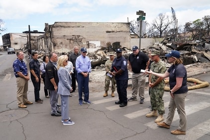 U.S. President Joe Biden and first lady Jill Biden accompanied by Hawaii Governor Josh Green and FEMA administrator Deanne Criswell, visit the fire-ravaged town of Lahaina on the island of Maui in Hawaii, U.S., August 21, 2023. REUTERS/Kevin Lamarque (REUTERS)
