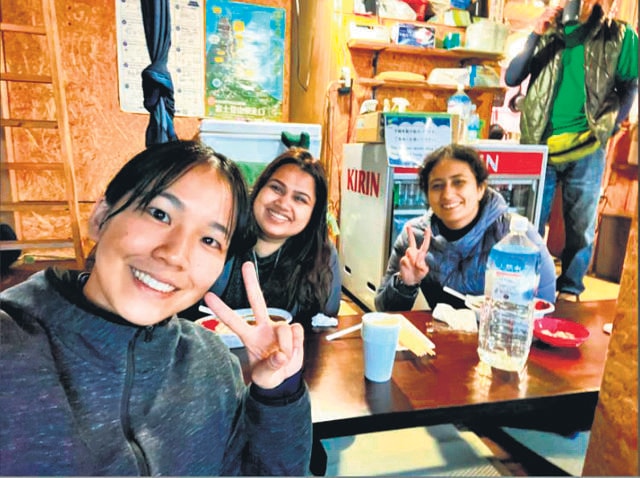 Pooja Dhingra with her friends Pooja Dhingra with her friends