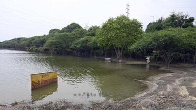 A view of the Asita East near Yamuna River ITO Bridge. (Sanjeev Verma/ Hindustan Times) A view of the Asita East near Yamuna River ITO Bridge. (Sanjeev Verma/ Hindustan Times)