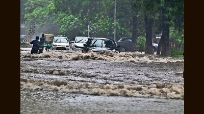 Commuters stranded in a waterlogged road at Panjab University, Chandigarh, after the rain on Wednesday. (Ravi Kumar/HT) Commuters stranded in a waterlogged road at Panjab University, Chandigarh, after the rain on Wednesday. (Ravi Kumar/HT)