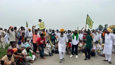 Farmers blocking the Hisar-Chandigarh national highway (NH-152) near Ambala city on Tuesday after they were not allowed to march to the Union Territory. (HT Photo) Farmers blocking the Hisar-Chandigarh national highway (NH-152) near Ambala city on Tuesday after they were not allowed to march to the Union Territory. (HT Photo)