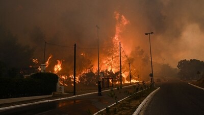 The wildfire that started near the Greek capital earlier this week continues to rage on, and it is predicted to expand even more on Wednesday due to stronger winds. Greek authorities have ordered the evacuation of several areas around the blaze. (AFP) The wildfire that started near the Greek capital earlier this week continues to rage on, and it is predicted to expand even more on Wednesday due to stronger winds. Greek authorities have ordered the evacuation of several areas around the blaze. (AFP)