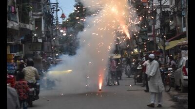 Locals burst firecrackers to mark the success of Chandrayaan-3 in Prayagraj on Wednesday. (ht photo) Locals burst firecrackers to mark the success of Chandrayaan-3 in Prayagraj on Wednesday. (ht photo)