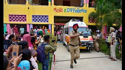 Police team disperses the locals gathered near the school building after roof collapsed incident in Ludhiana on Wednesday. (Gurpreet Singh/HT) Police team disperses the locals gathered near the school building after roof collapsed incident in Ludhiana on Wednesday. (Gurpreet Singh/HT)
