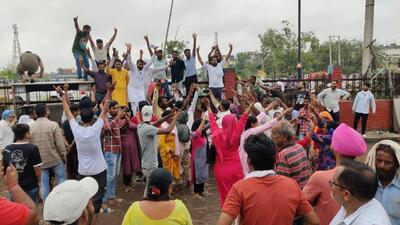 Street vendors celebrating after returning to their hawking site near the Ambala bus stand. (HT Photo)
