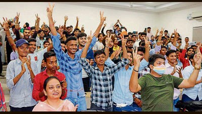 Students of SCD Government College Ludhiana witness soft landing over the moon in Ludhiana on Wednesday. (Manish/HT) Students of SCD Government College Ludhiana witness soft landing over the moon in Ludhiana on Wednesday. (Manish/HT)