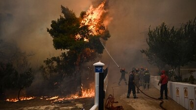 On Wednesday morning more than 200 firefighters, seven planes and eight helicopters were working to contain the conflagration, while many residents are choosing to stay in the area to protect their homes. (AFP) On Wednesday morning more than 200 firefighters, seven planes and eight helicopters were working to contain the conflagration, while many residents are choosing to stay in the area to protect their homes. (AFP)